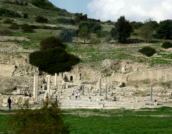 Forum met resten zuilengalerij in Amathous