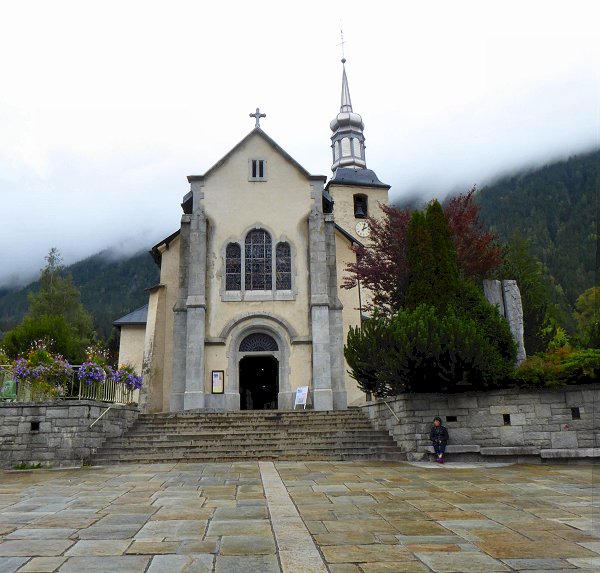 We gaan eerst naar de parochiekerk SaintBernard du Mont Blanc. We gaan eerst naar de parochiekerk SaintBernard du Mont Blanc.