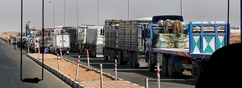 Enorme rijen vrachtwagens voor tankstation