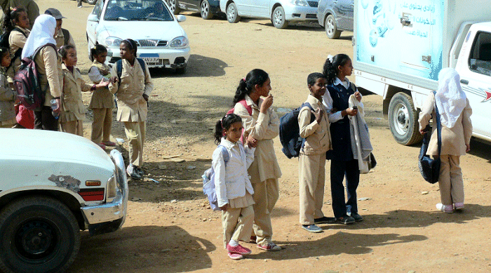 Schoolkinderen met begeleiders