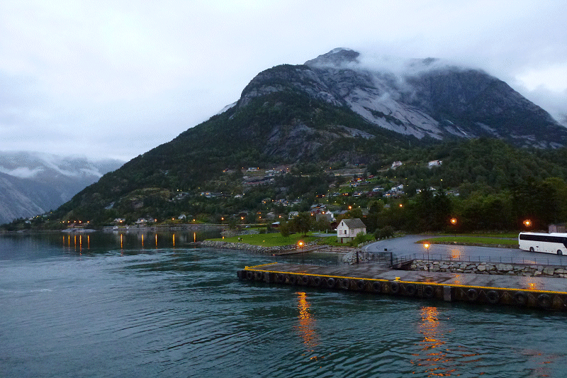 Vertrek MSC Lirica uit Eidfjord