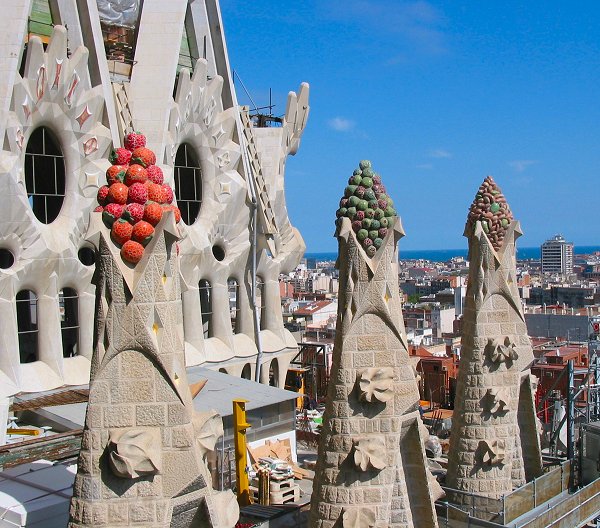 Sagrada Famlia - op planten genspireerde pinakels van de apsis