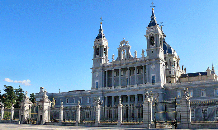 Catedral de La Almudena (vanaf Plaza&nbsp;de&nbsp;la&nbsp;Armer�a)