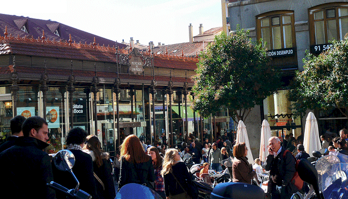 Over terras Brewery&nbsp;Bringas zicht op Mercado&nbsp;de&nbsp;San&nbsp;Miguel