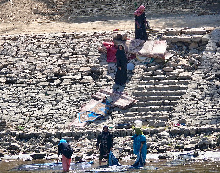 Vrouwen&nbsp;wassen&nbsp;kleden
