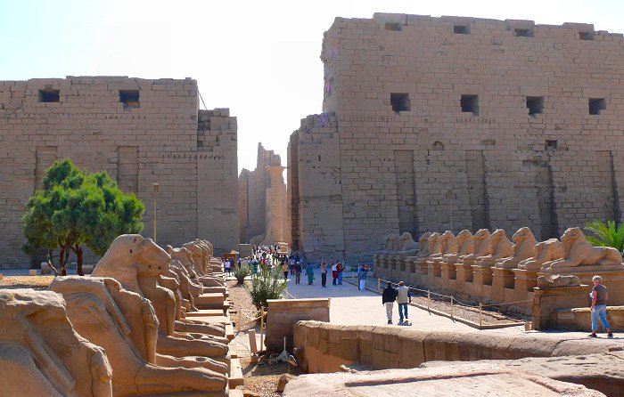 Sfinxenallee&nbsp;en&nbsp;onvoltooide&nbsp;1e&nbsp;pyloon