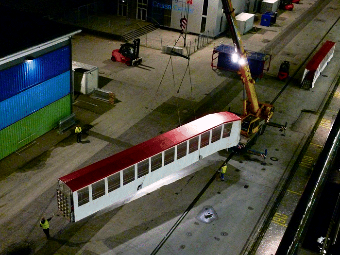 Met kraan aftakelen loopbrug