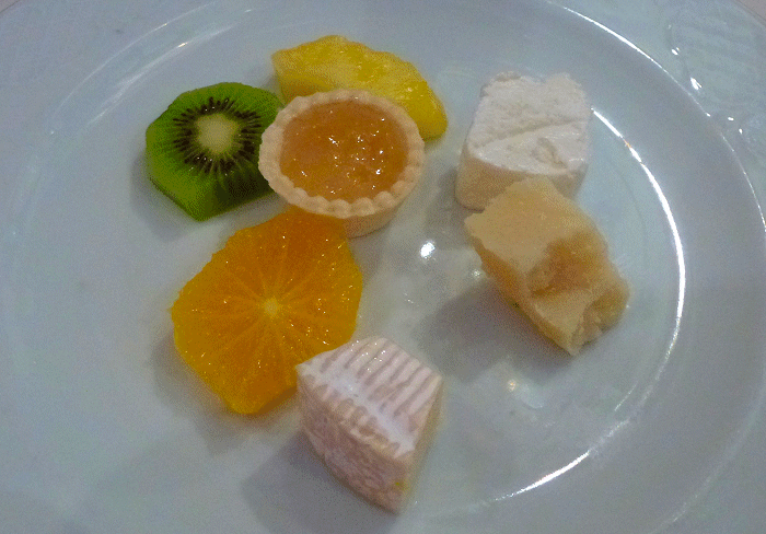 Kaasbordje met fruit en marmelade