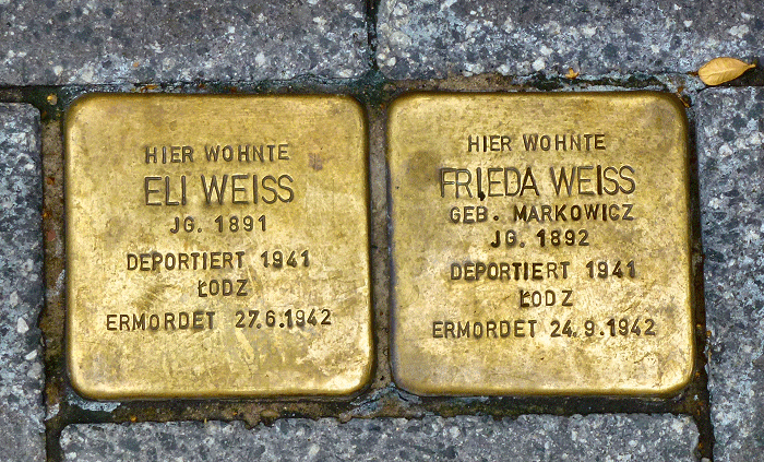 Koperen plaatjes&nbsp;in de&nbsp;stoep&nbsp;v��r&nbsp;Deichstraβe&nbsp;37