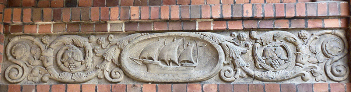 Muurversiering in poort