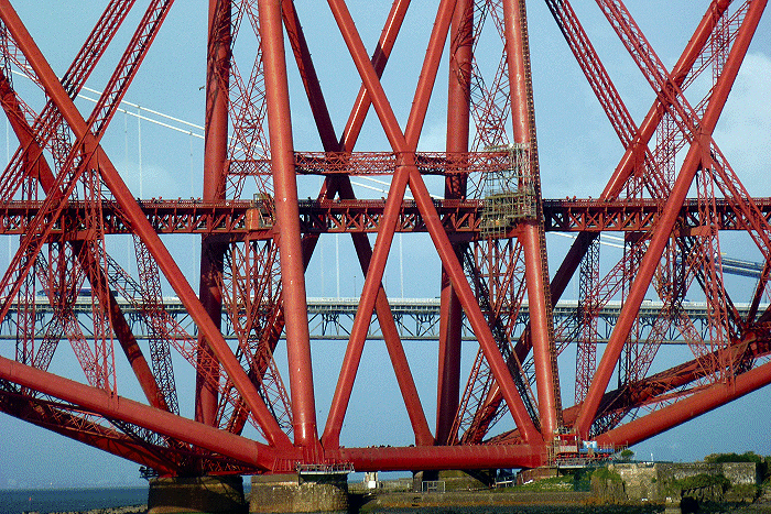 Forth&nbsp;Rail&nbsp;Bridge&nbsp;met daarachter&nbsp;de&nbsp;Forth&nbsp;Road&nbsp;Bridge