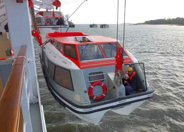 Tenders worden langszij gelaten