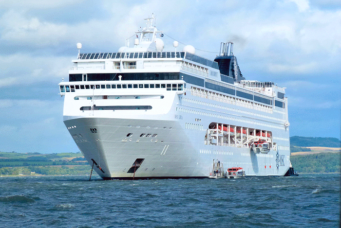 MSC&nbsp;Lirica voor anker