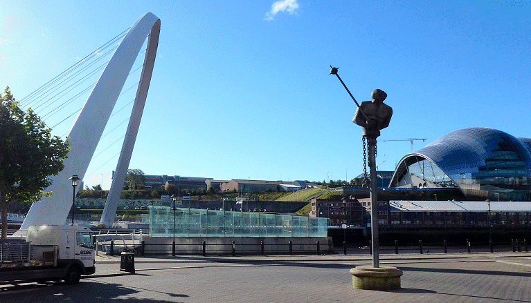 vlnr&nbsp;Millennium&nbsp;Bridge,&nbsp;sculptuur&nbsp;River&nbsp;God en&nbsp;The&nbsp;Sage