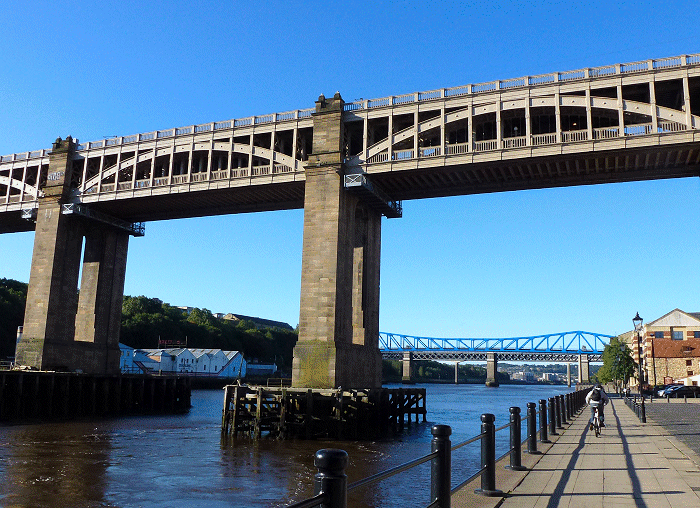 High&nbsp;Level&nbsp;Bridge en blauwe&nbsp;Queen&nbsp;Elizabeth&nbsp;II&nbsp;Bridge