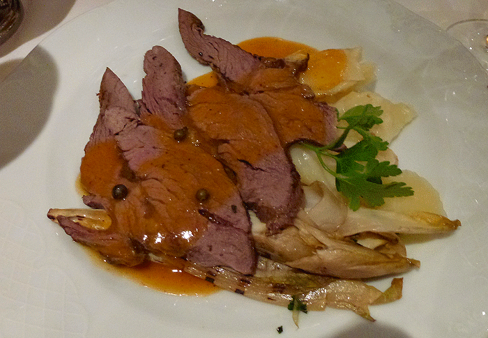 Sliced&nbsp;beef&nbsp;fillet&nbsp;with&nbsp;green&nbsp;pepper&nbsp;sauce