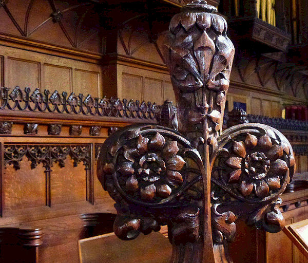 Houtsnijwerk koorbank