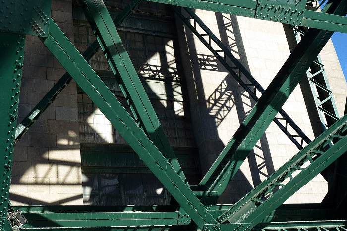 Onderbouw&nbsp;Tyne&nbsp;bridge met schaduw