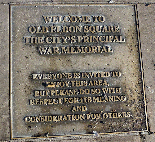 Plquette&nbsp;op&nbsp;de&nbsp;straat&nbsp;v��r&nbsp;het&nbsp;War&nbsp;Memorial