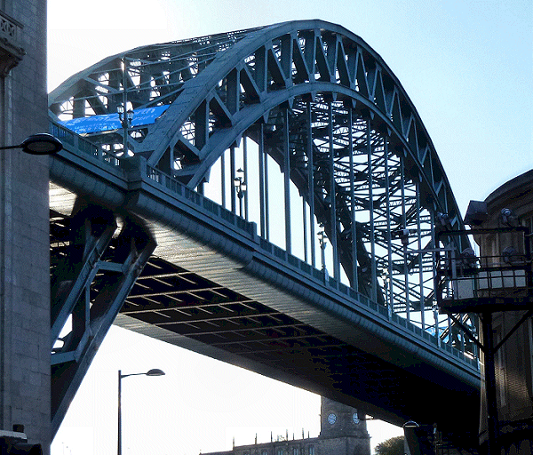 Tyne&nbsp;Bridge - door&nbsp;lichtinval&nbsp;lijkt&nbsp;kleur&nbsp;blauw
