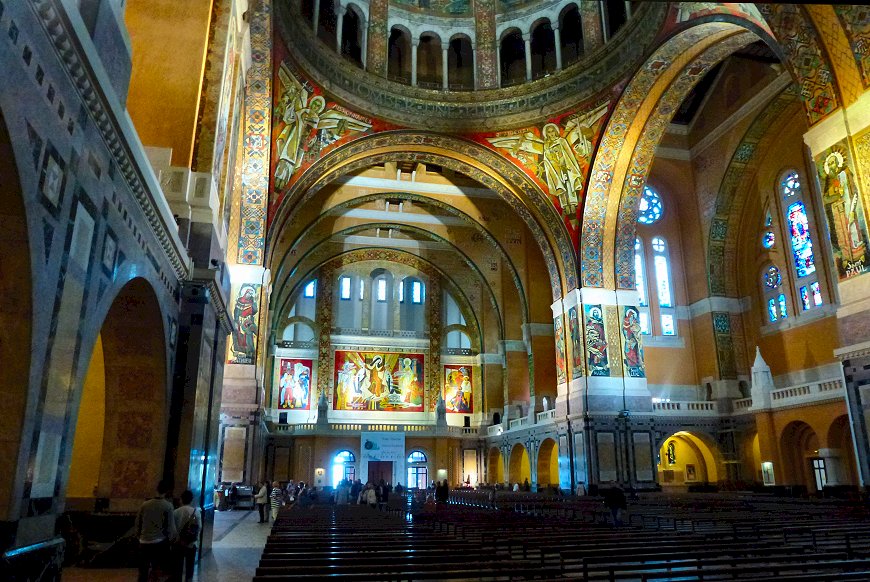 Interieur&nbsp;-naar&nbsp;achteren-&nbsp;basiliek&nbsp;H.&nbsp;Theresia