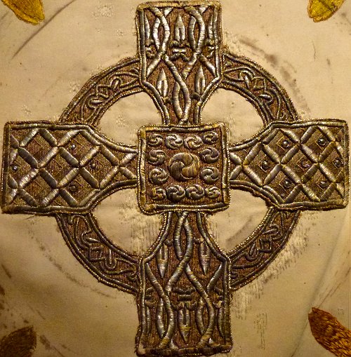 Geborduurd&nbsp;kruis&nbsp;in&nbsp;gouddraad&nbsp;op&nbsp;rug&nbsp;kazuivel