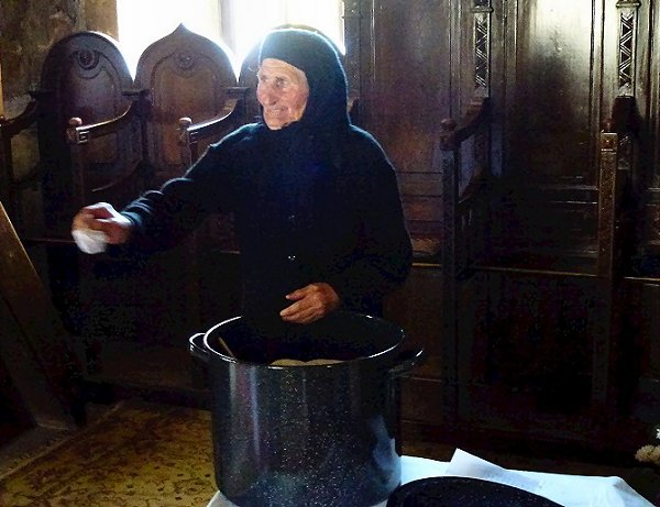 Brood&nbsp;uitdelend&nbsp;oud&nbsp;vrouwtje