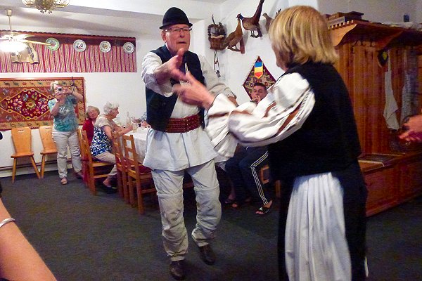 Dansje&nbsp;in&nbsp;traditionele&nbsp;kleding