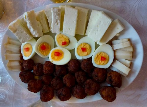 Gehaktballetje, kaas en een eitje