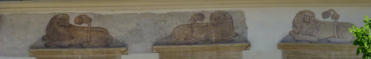 Leeuwafbeeldingen&nbsp;boven&nbsp;de&nbsp;ramen