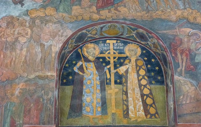 Patroonheiligen Constantijn en Helena boven&nbsp;ingang&nbsp;kerk