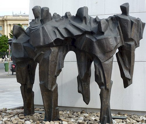 Sculptuur&nbsp;aan voet&nbsp;van herdenkingsnaald