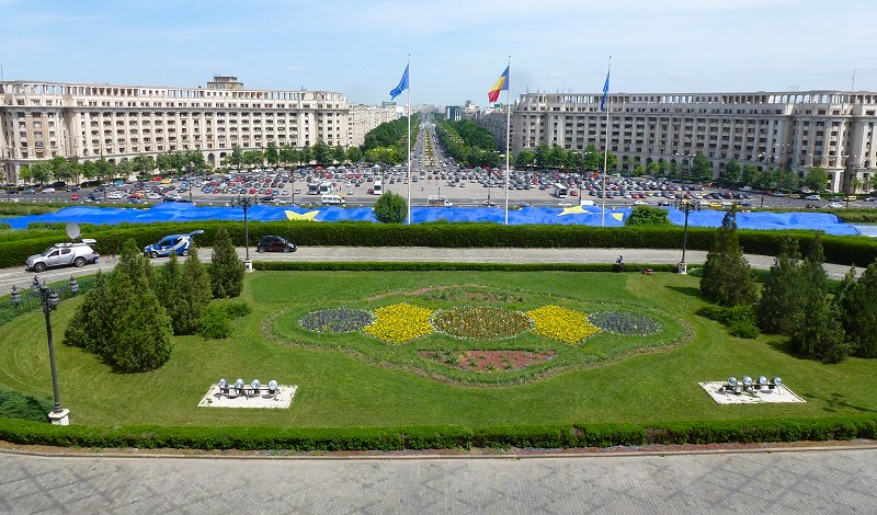 Vanaf&nbsp;balkon&nbsp;Parlementspaleis, kijkend&nbsp;over Boulevard&nbsp;van&nbsp;de&nbsp;Eenheidi