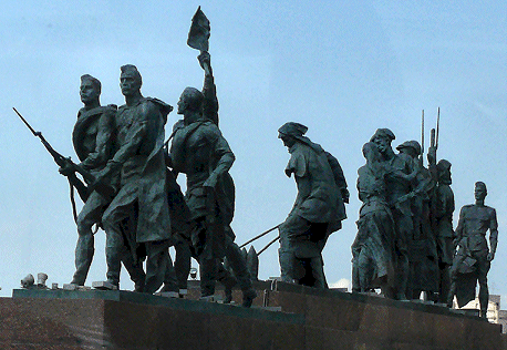 Monument De Heldhaftige Verdedigers van Leningrad vanuit onze bus