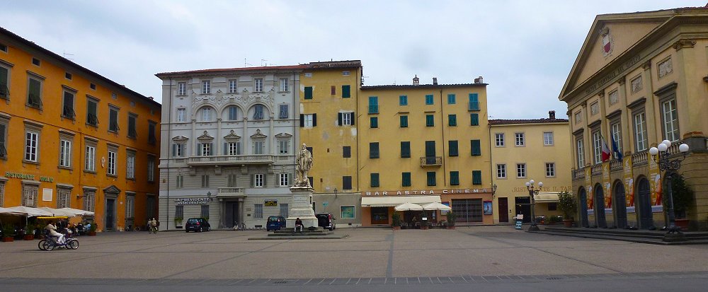 Piazza&nbsp;Grande&nbsp;met standbeeld&nbsp;Garibaldi.