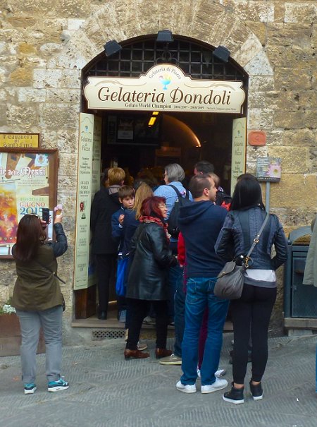 In&nbsp;de&nbsp;rij&nbsp;bij&nbsp;Gelateria&nbsp;Dondoli