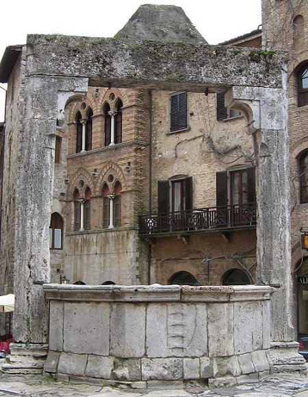 Waterput op&nbsp;Piazza&nbsp;della&nbsp;Cisterna 