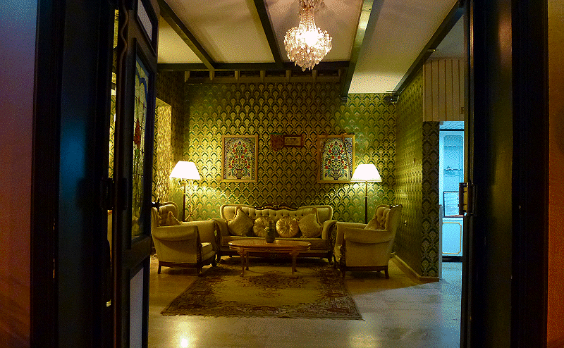 Entree van n van de andere hotels