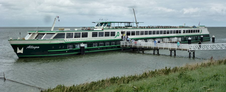 MS Allegro aan de aanlegsteiger van Medemblik
