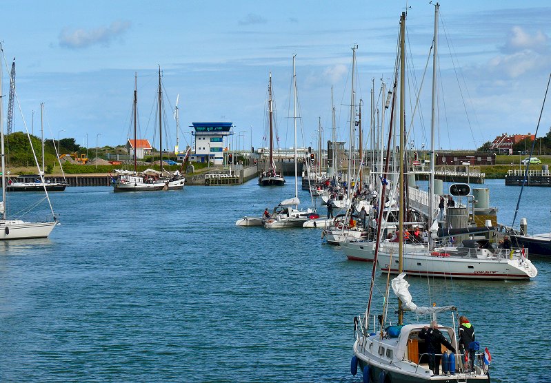 Boten die&nbsp;na&nbsp;ons&nbsp;weer&nbsp;de&nbsp;sluis&nbsp;in&nbsp;moeten