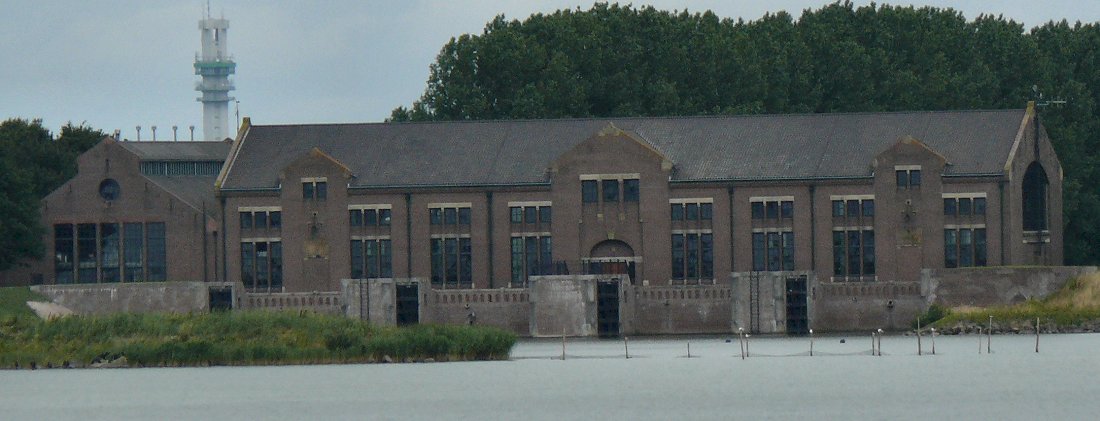 Woudagemaal&nbsp;recht&nbsp;van voren&nbsp;vanaf&nbsp;het&nbsp;water