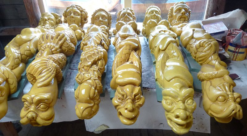 In de beeldsnijderij